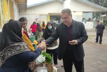 به مناسبت هفته معلم، شهردار با حضور در هنرستان ۱۷ شهریور از نمایشگاه صنایع دستی و عرضه محصولات محلی بازدید کرد