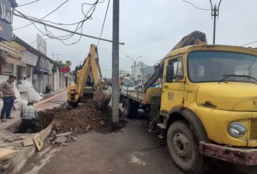 عملیات جابجایی تیرهای بتنی مزاحم در خیابان معلم توسط شهرداری انجام شد