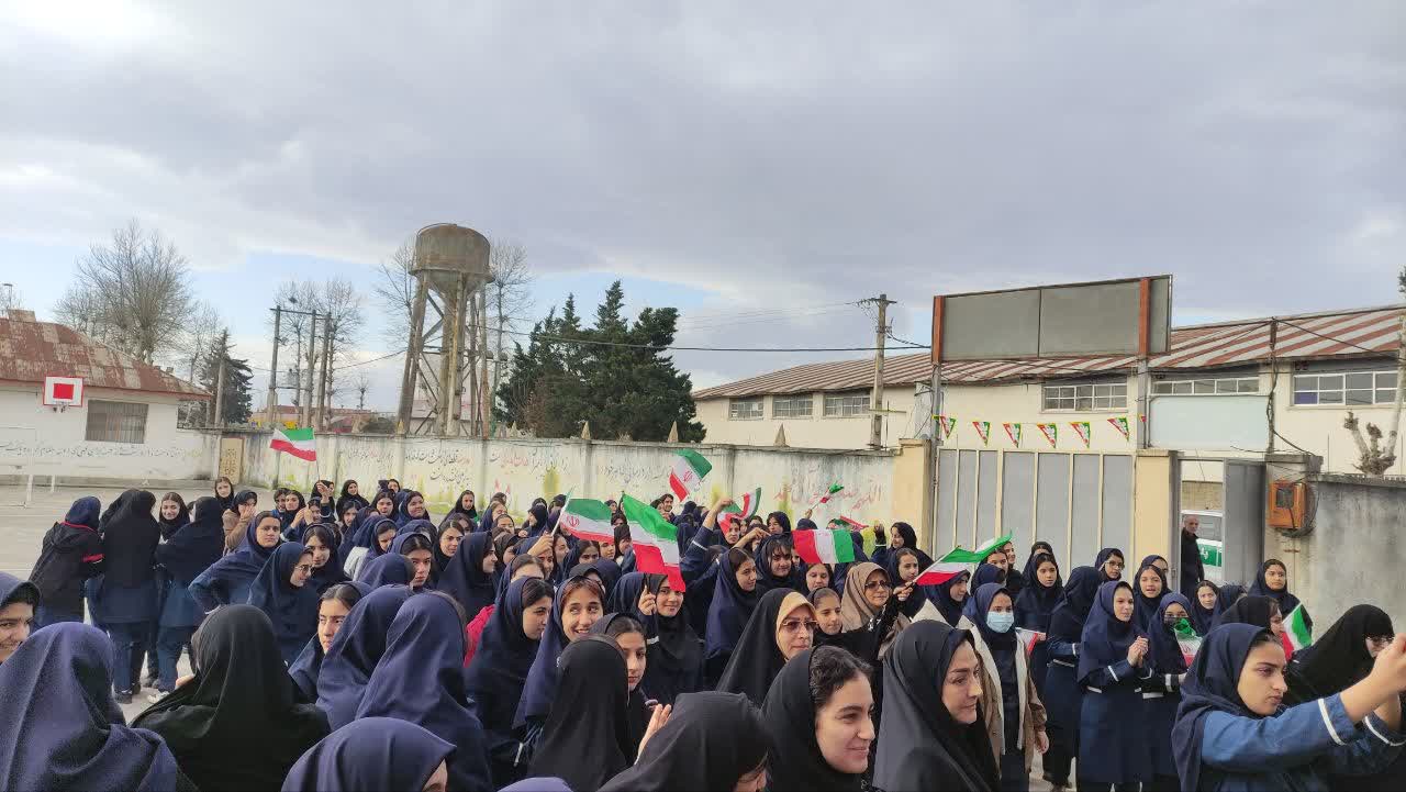 برگزاری مراسم زنگ انقلاب در دبیرستان فاطمیه تولم‌شهر