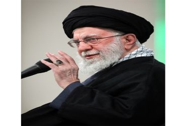 شهید امام سیدعلی خامنه‌ای به خانواده‌های شهدا