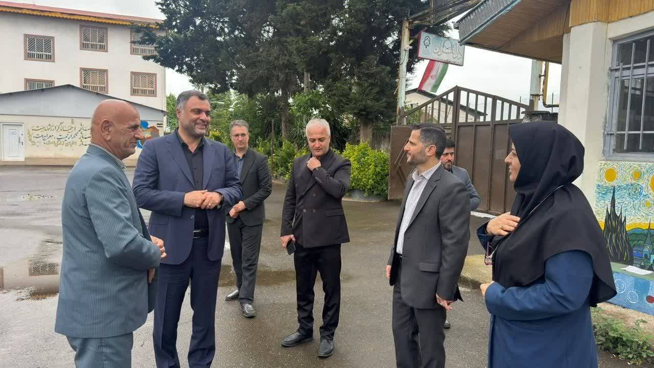 بازدید از نمایشگاه خیاطی هنرستان ۱۷شهریور بخش تولمات به مناسبت هفته مشاغل