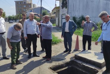 بازدید شهردار تولم‌شهر از عملیات لایروبی فاضلاب کوچه‌های میثاق