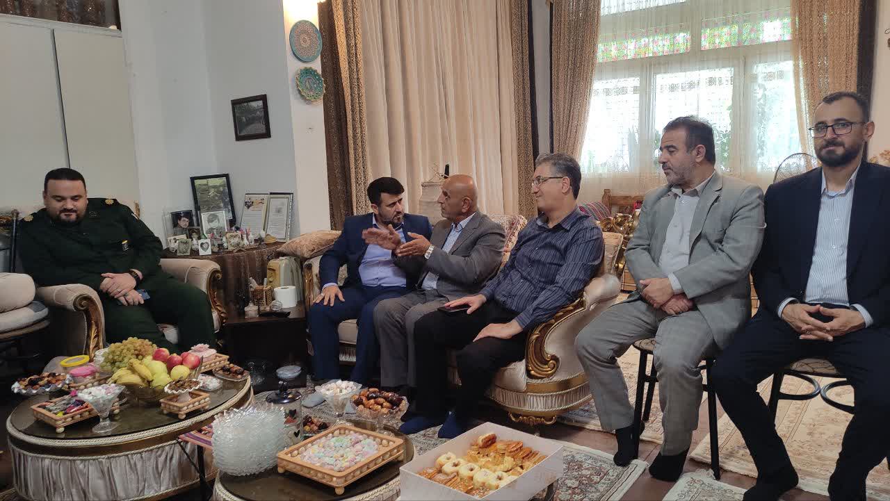 دیدار مسئولان تولم‌شهر با خانواده معظم شهید علیرضا غلامی‌فر